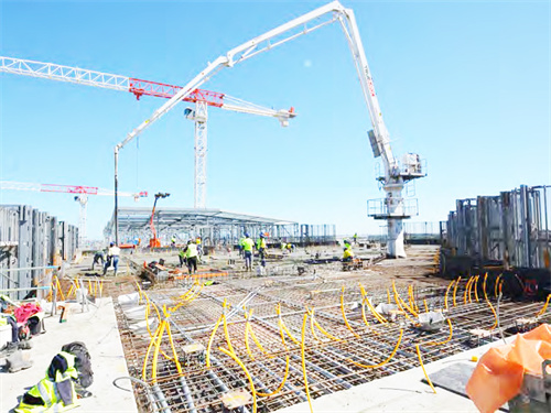 建筑工程必備機(jī)械，混凝土布料機(jī)。